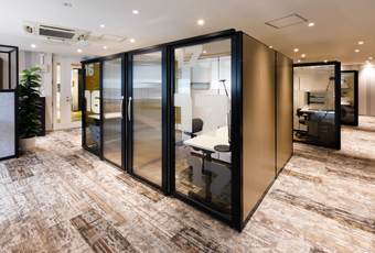 第3のオフィス「SORO」個別ブースには昇降テーブルを設置立ちながら業務も可能な快適な空間